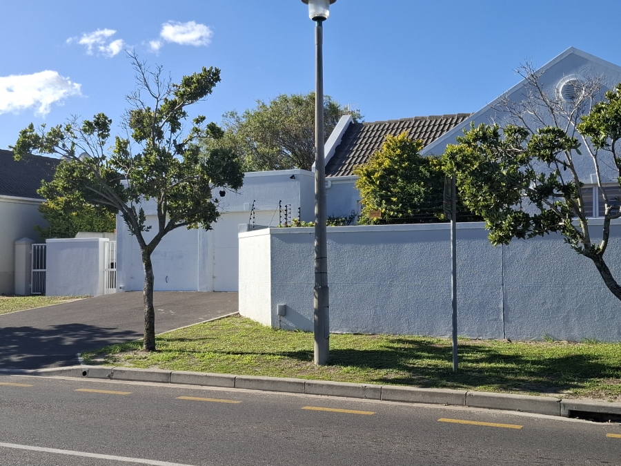 To Let 4 Bedroom Property for Rent in Sunningdale Western Cape